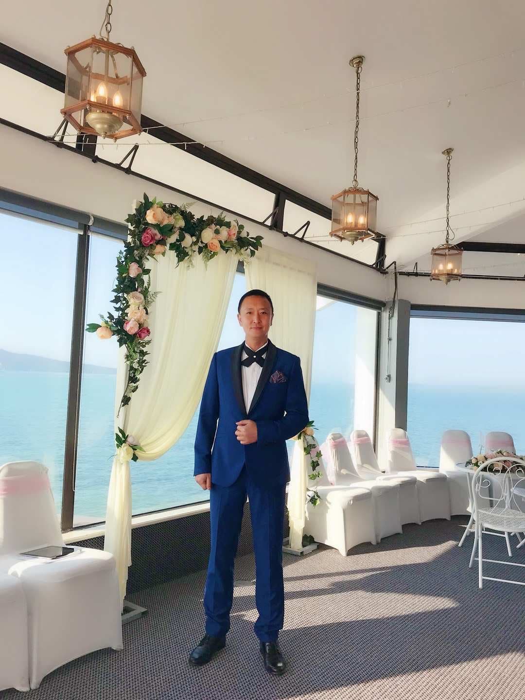 张天童在婚礼现场主持